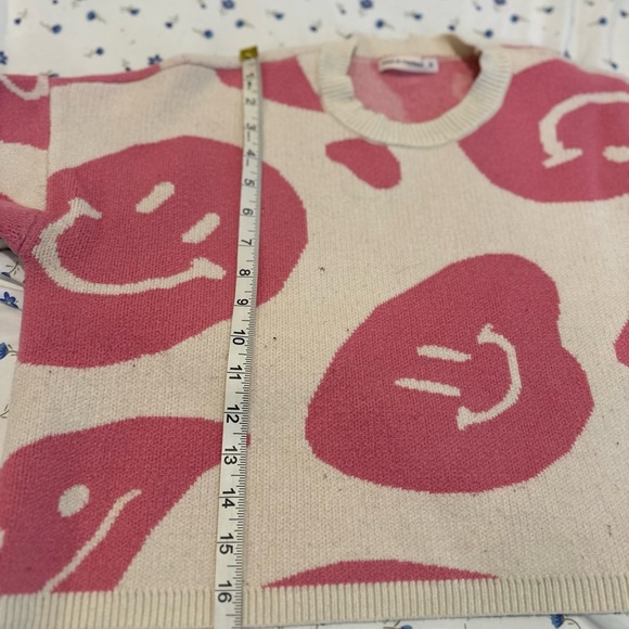 Moon & Madison Sz:M Cropped Pink Smiley Face Crew Neck Oversized Sweater. - Picture 4 of 13